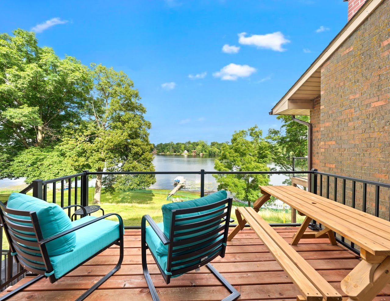Lakeside balcony, Walk to restaurants, Sleeps 8 w/Darts, Dock, Pontoon, Disc Golf & more!
